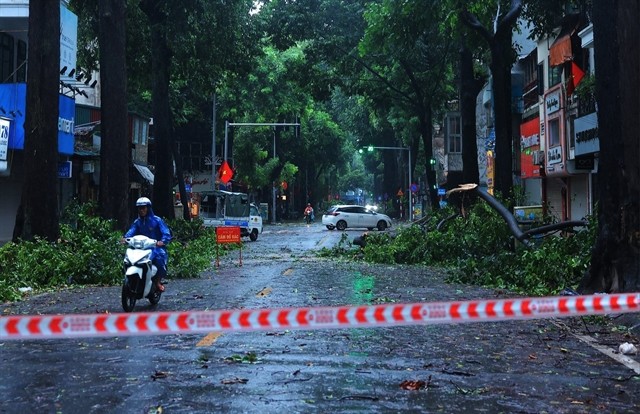 Some people are still travelling in the roads, despite warnings. VNA/VNS Photo Hoàng Hiếu