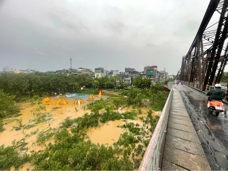 The Red River's water level rises, coming within just 1 meter of the Long Bien Bridge (photo taken early morning, September 10. (Photo: VNA)