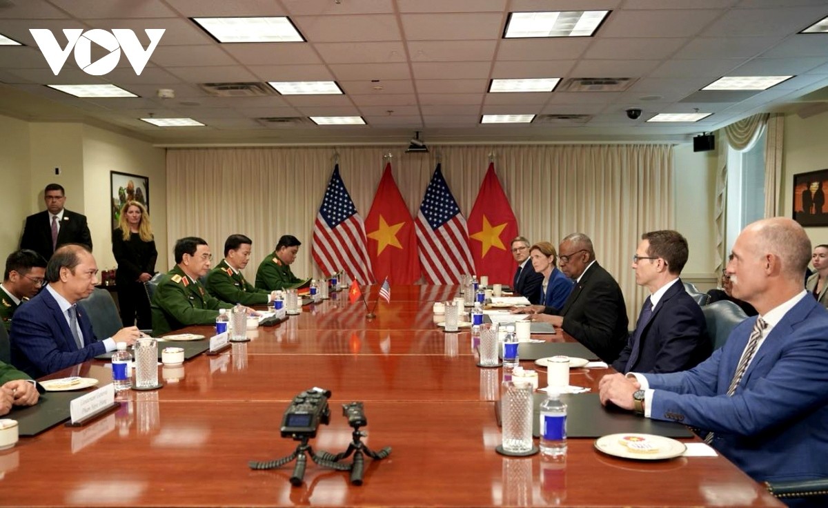 US Defense Secretary Lloyd Austin and Vietnamese Minister of Defense Phan Van Giang hold talks on measures to increase defence cooperation between the two countries. US Defense Secretary Lloyd Austin and Vietnamese Minister of Defense Phan Van Giang hold talks on measures to increase defence cooperation between the two countries.