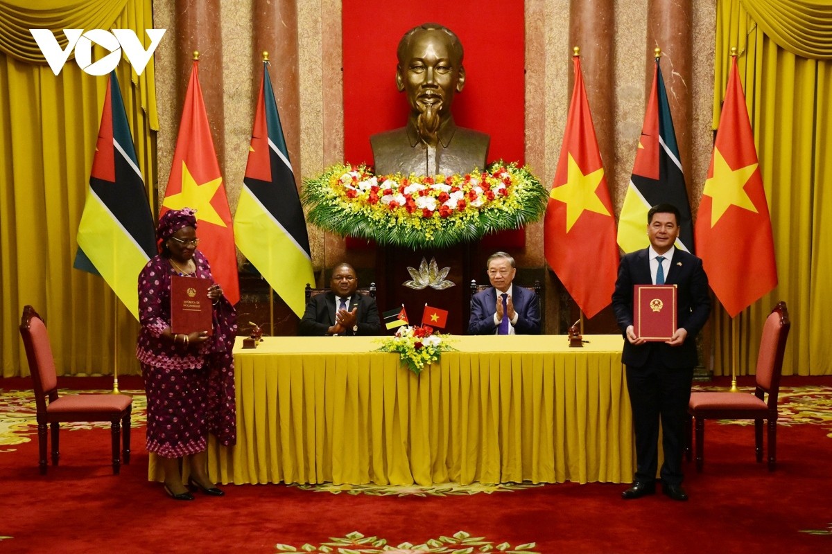 The two leaders witness the signing of two cooperation documents in the fields of energy and minerals, and agriculture. The two leaders witness the signing of two cooperation documents in the fields of energy and minerals, and agriculture.