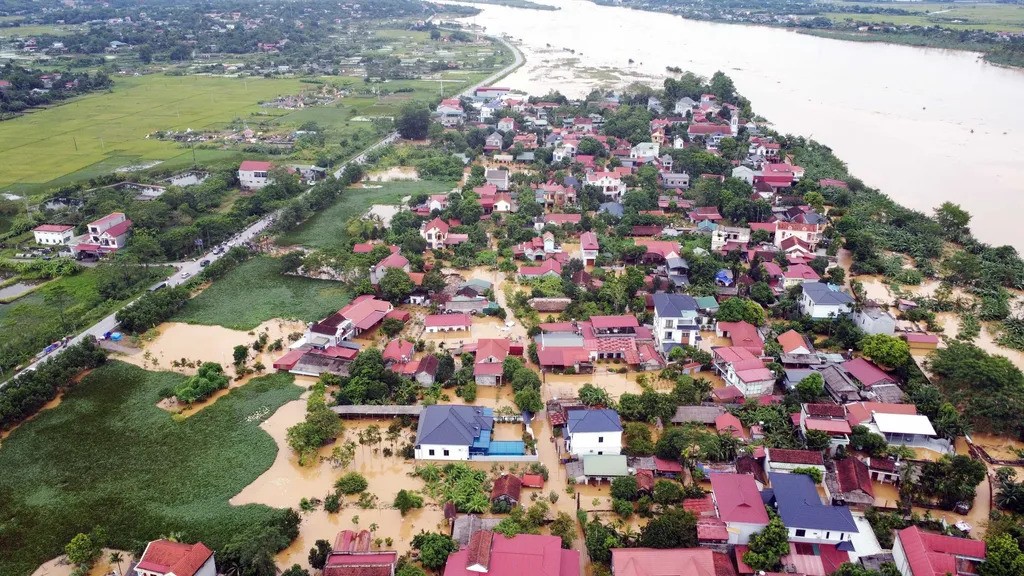 Thousands of households along Route 32C near the Red River in Tuy Lộc and Minh Tân communes in the northern province Phú Thọ have been submerged in floodwaters. — VNA/VNS Photo Tạ Toàn