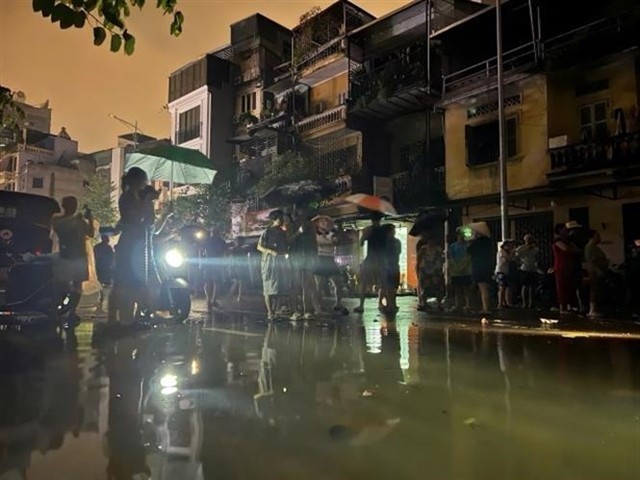 Floodwaters from the Red River overflow onto Chương Dương Độ Street in Chương Dương Ward, Hoàn Kiếm District (photo taken at 11pm on 10 September). VNA/VNS Photo