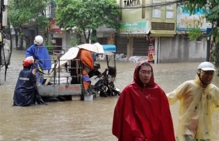 Hà Nội struggles to cope with severe flooding triggered by heavy rain