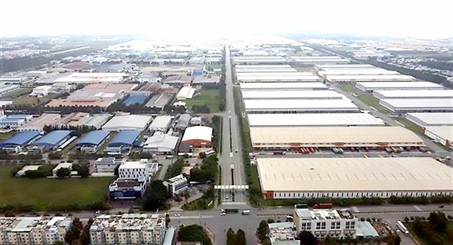 An industrial park in Bình Dương. Hi Experts from localities around Việt Nam commented on amendments on several investment laws to boost investment attraction. - VNA Photo