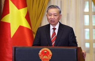 Vietnam ready to contribute to a bright future for all people: top leader