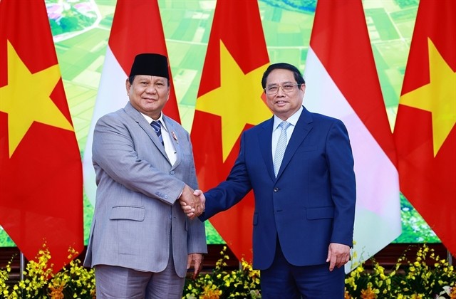 Prime Minister Phạm Minh Chính (right) receives Indonesian President-elect Prabowo Subianto on Saturday. — VNA/VNS Photo
