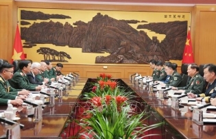 Minister meets foreign defence leaders in Beijing