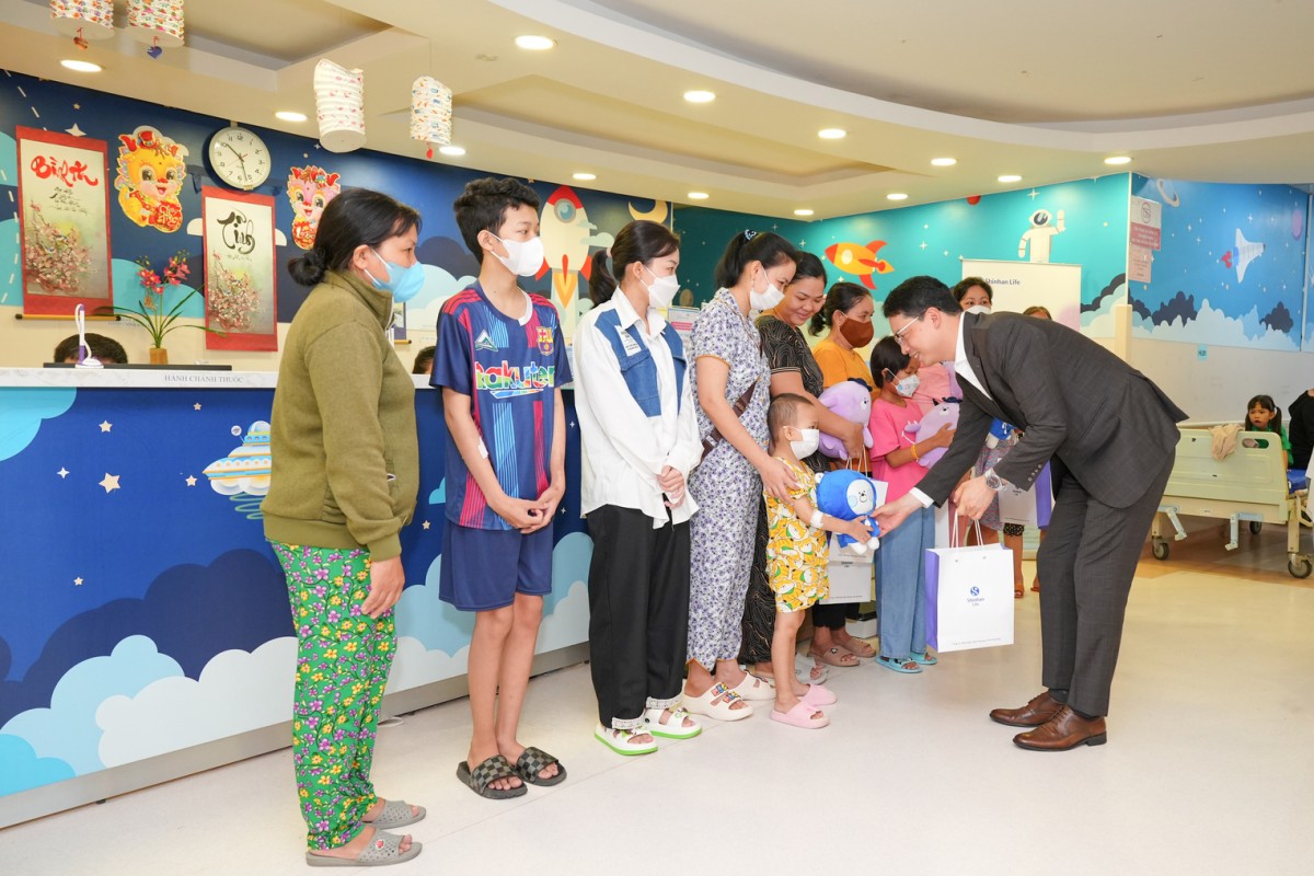 Mr. Bae Seung Jun presents gifts to pediatric patients and their families on the occasion of the Mid-Autumn Festival