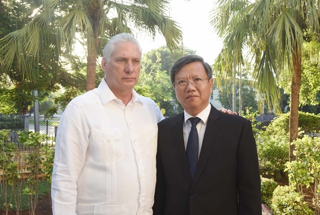 Vietnamese Ambassador to Cuba Lê Quang Long (right) and First Secretary of the Communist Party of Cuba & State President Miguel Díaz-Canel. — VNA/VNS Photo Vietnamese Ambassador to Cuba Lê Quang Long (right) and First Secretary of the Communist Party of Cuba & State President Miguel Díaz-Canel. — VNA/VNS Photo