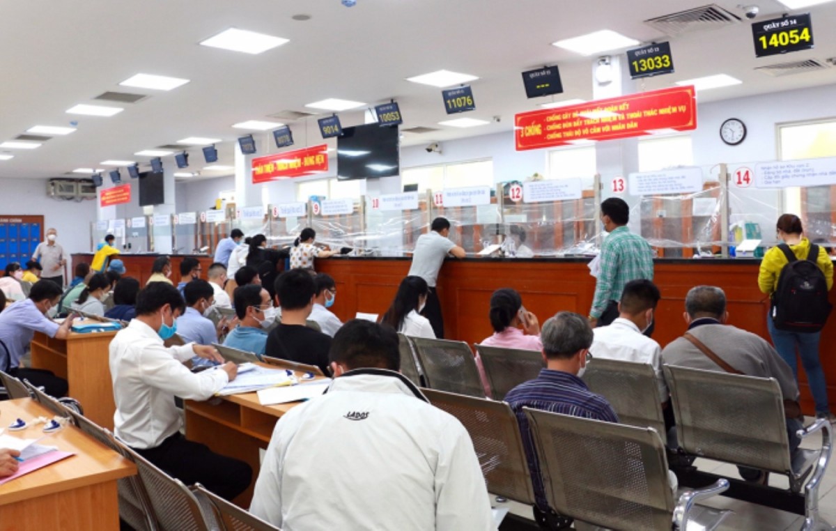 The tax authority needs to control the declaration of two prices in real estate transactions to minimize personal income tax evasion