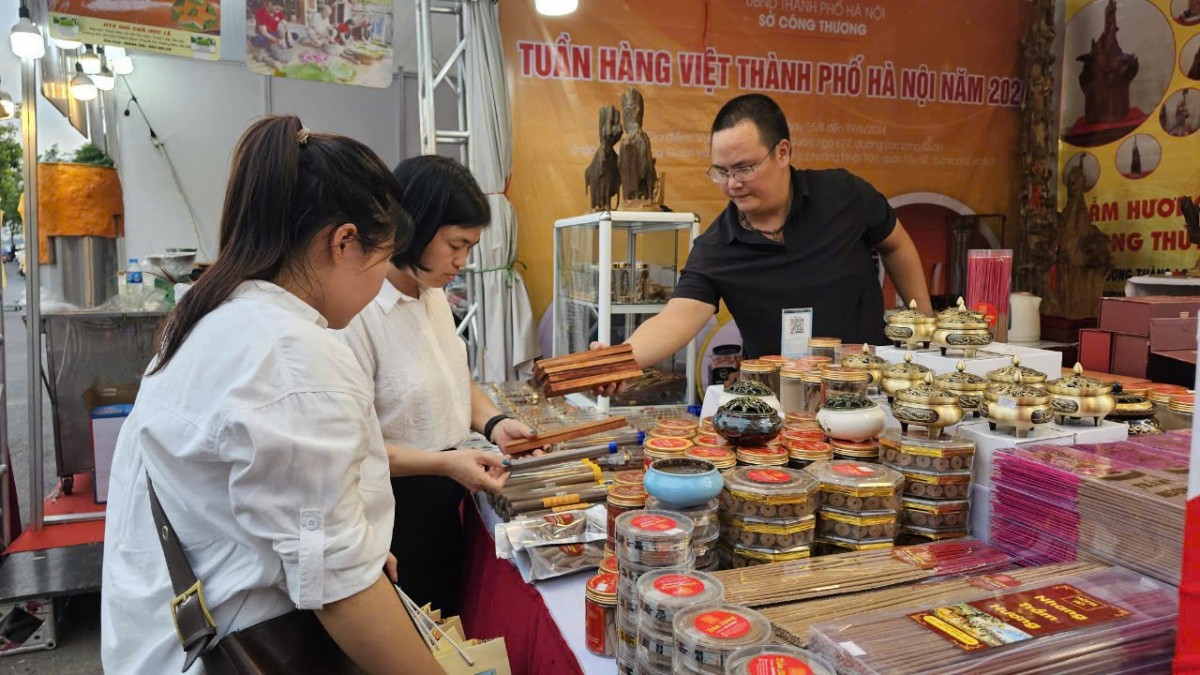Shopping at a 2024 Vietnamese Goods Week in Hanoi’s Dan Phuong District - photo: Nguyen Hanh