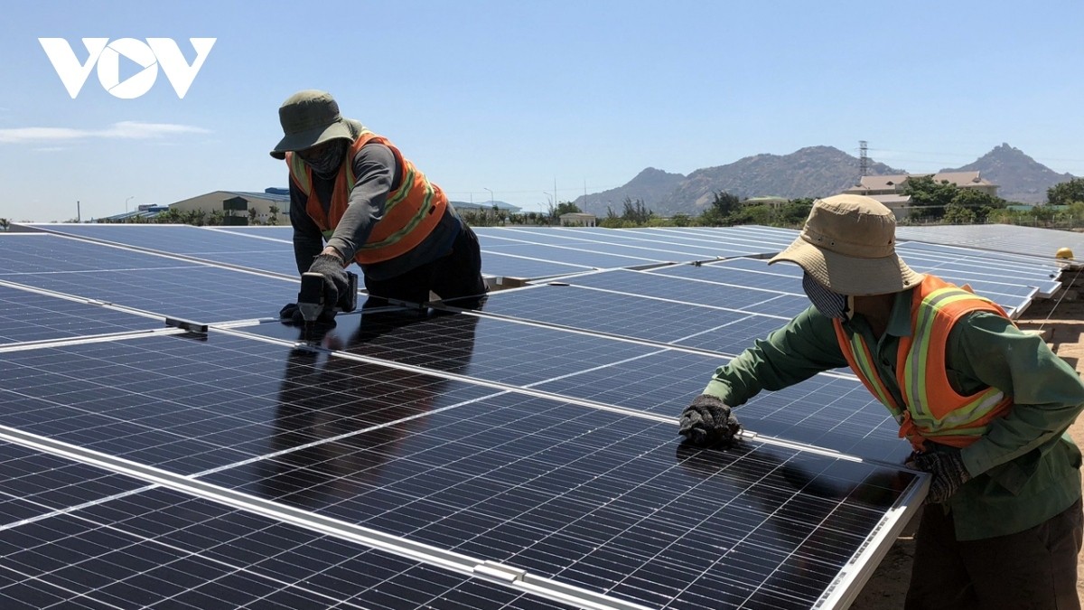 Vietnam encourages the development of rooftop solar power, especially in large production facilities and households.