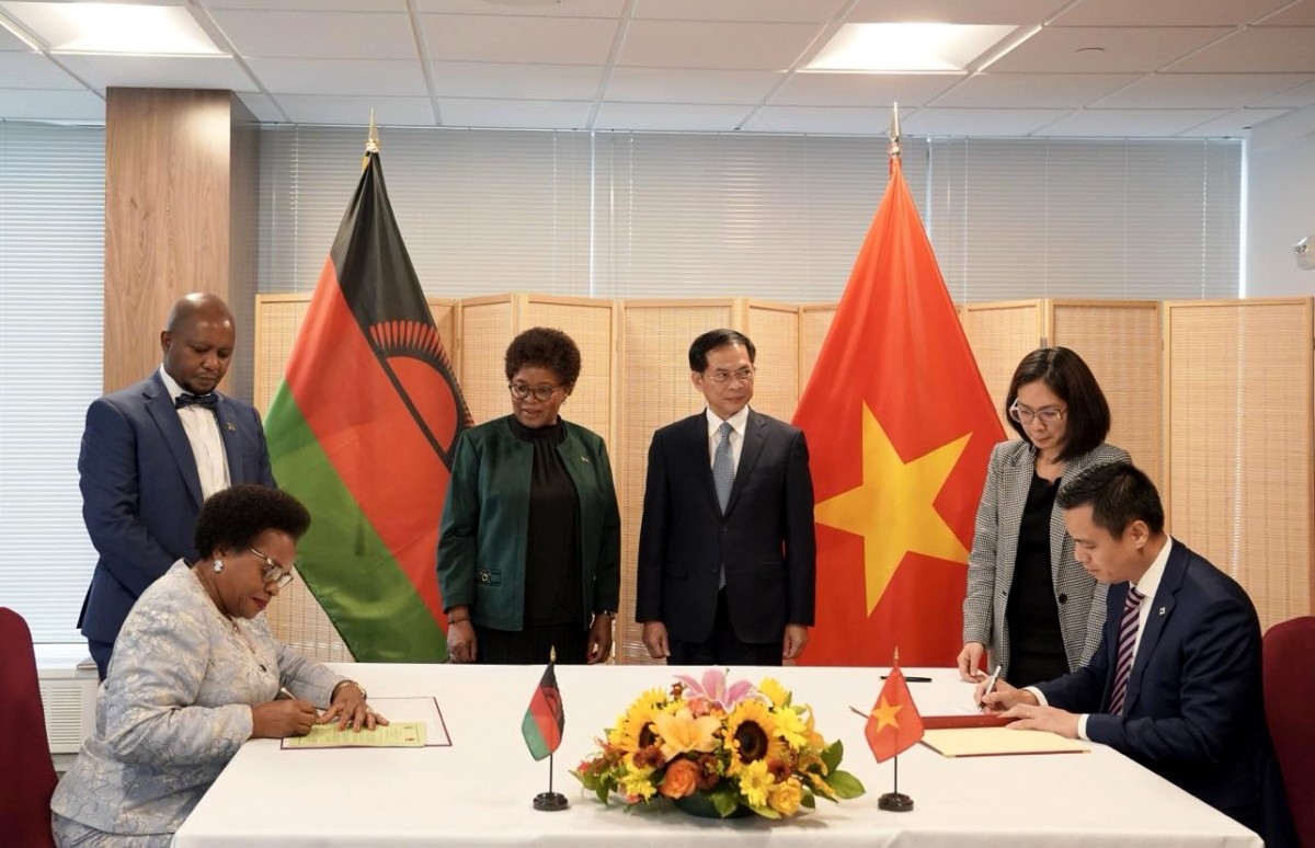 Representatives from Vietnam and Malawi have signed a joint communiqué on establishing diplomatic relations between the two countries at the headquarters of the Permanent Mission of Vietnam to the United Nations in New York, the United States. Representatives from Vietnam and Malawi have signed a joint communiqué on establishing diplomatic relations between the two countries at the headquarters of the Permanent Mission of Vietnam to the United Nations in New York, the United States.