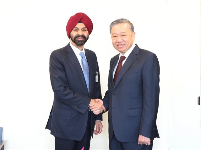 Party General Secretary and State President Tô Lâm (R) and WB President Ajay Banga. VNA/VNS Photo