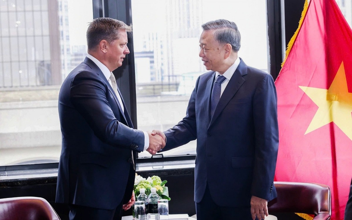 SpaceX Senior Vice President Tim Hughes (L) meets with Party General Secretary and President To Lam of Vietnam in New York on September 25. (Photo: VNA)