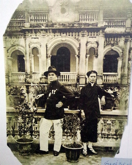 Hoàng Yến Tchao (left) and his first wife in the Hoàng A Tưởng mansion. Photo courtesy of the Lào Cai Tourism Information and Promotion Centre Hoàng Yến Tchao (left) and his first wife in the Hoàng A Tưởng mansion. Photo courtesy of the Lào Cai Tourism Information and Promotion Centre