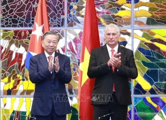 First Secretary of the Communist Party of Cuba Central Committee and President of Cuba Miguel Diaz-Canel Bermudez (R) and General Secretary of the Communist Party of Vietnam Central Committee and State President To Lam witness the signing of numerous cooperation agreements (Photo: VNA) First Secretary of the Communist Party of Cuba Central Committee and President of Cuba Miguel Diaz-Canel Bermudez (R) and General Secretary of the Communist Party of Vietnam Central Committee and State President To Lam witness the signing of numerous cooperation agreements (Photo: VNA)