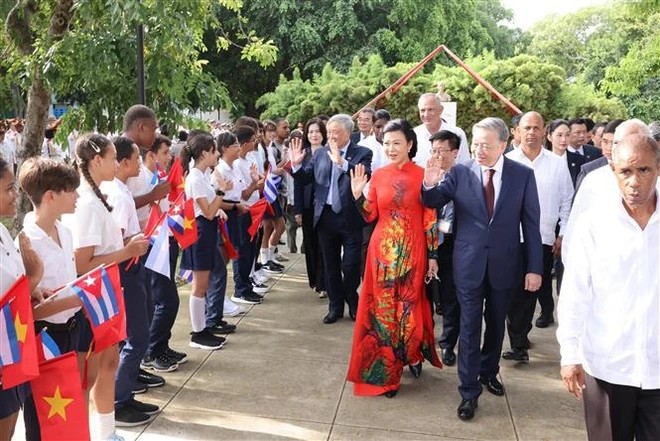 General Secretary of the Communist Party of Vietnam Central Committee and State President To Lam and his spouse welcomed in Havana (Photo: VNA) General Secretary of the Communist Party of Vietnam Central Committee and State President To Lam and his spouse welcomed in Havana (Photo: VNA)