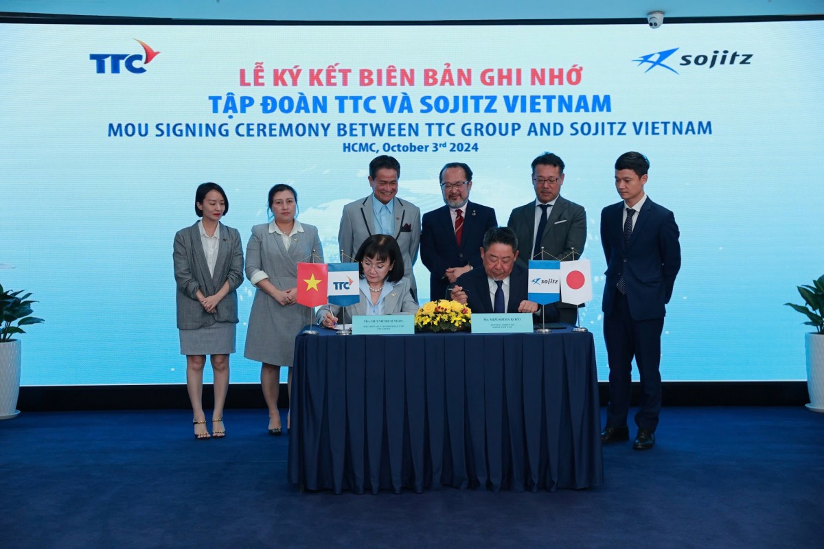 Mizushima Kozo, General Director of Sojitz Vietnam and Huynh Bich Ngoc, the 1st Vice Chairwoman, CEO of TTC Group, proceeded the signing session for the cooperation under the witness of leaders from both sides
