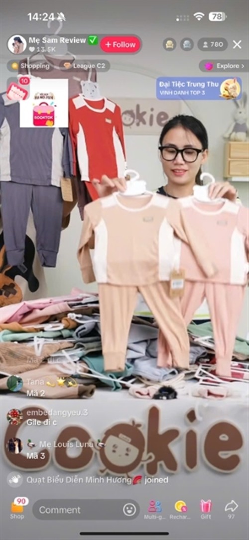 A livestream of Cookie brand. The brand's sales strongly increased thanks to live commerce. — VNS Photo Thu Ngân