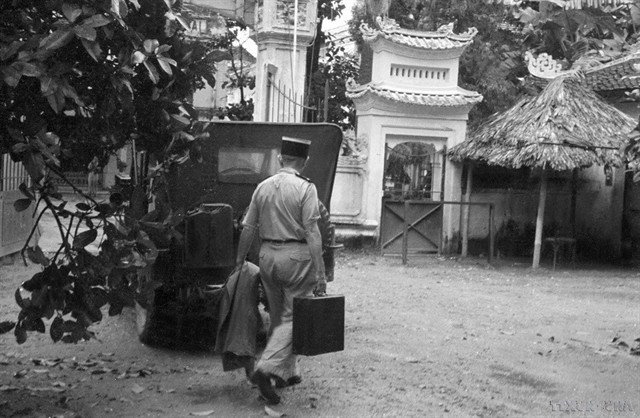 A French army officer carries his belongings onto a jeep as he prepares to leave Hà Nội. — VNA/VNS Photo