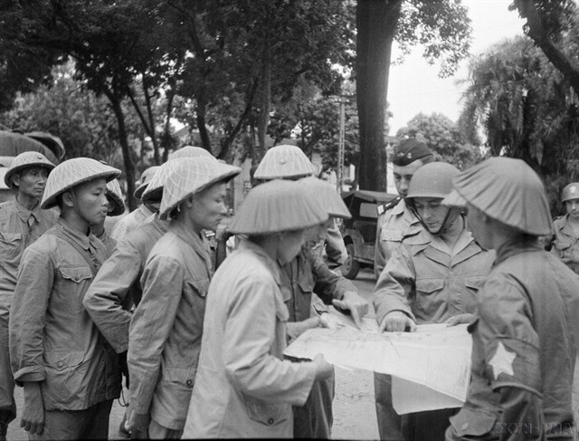 A French officer hands over control of the city to Vietnamese troops. — VNA/VNS Photo