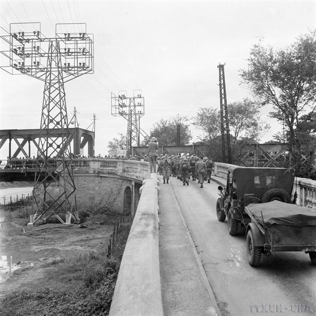 French troops retreat across Long Biên Bridge, heading toward Hải Phòng City, on October 9, 1954. — VNA/VNS Photo