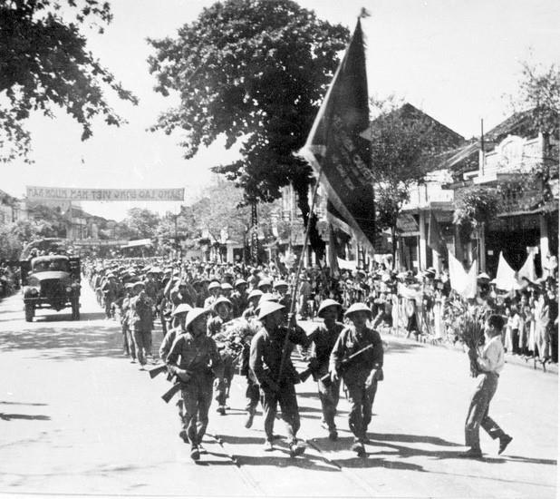 Thousands of Hanoians take to the streets to welcome the victorious troops with flowers and banners as they march through the capital on October 10, 1954. — VNA/VNS Photo