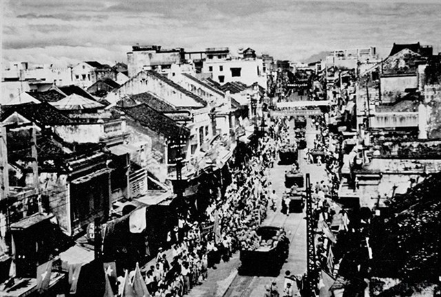 Vietnamese troops on vehicles parade through a street of Hà Nội on October 10, 1954 to the warm welcome of the locals — VNA/VNS Photo