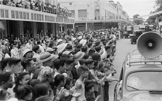 Hà Nội citizens pour into the streets around Hoàn Kiếm Lake to greet the victorious troops. — VNA/VNS Photo