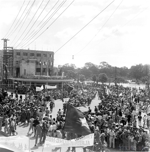 The 308th Division marches into Hoàn Kiếm Lake Intersection (now Đông Kinh Nghĩa Thục Square) amid the cheers of Hà Nội residents. — VNA/VNS Photo