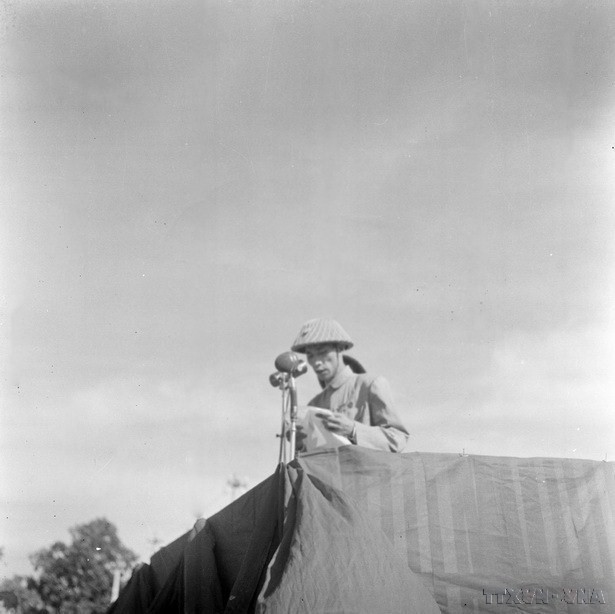 Military Administrative Committee Chairman and 308th Division Commander Major General Vương Thừa Vũ delivers President Hồ Chí Minh's message to Hà Nội citizens at the flag-rising ceremony on October 10, 1954. — VNA/VNS Photo