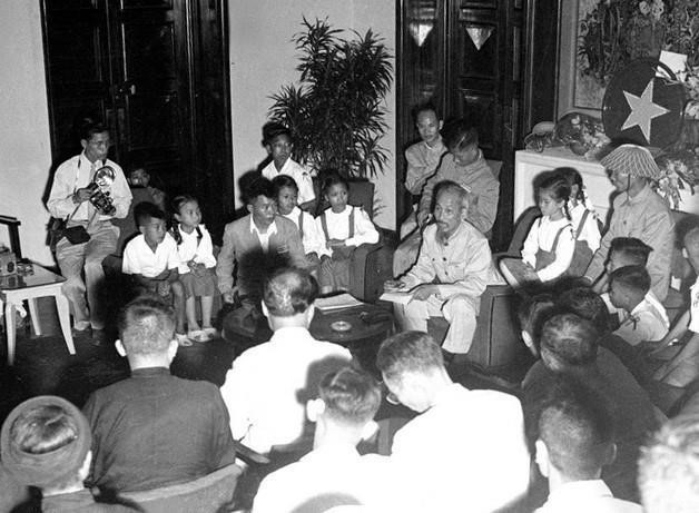 President Hồ Chí Minh meets with Hà Nội residents' representatives on October 16, 1954. — VNA/VNS Photo