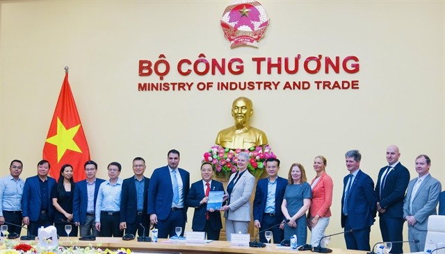 Deputy Minister of Industry and Trade Nguyễn Hoàng Long (centre left) and Norwegian Ambassador to Việt Nam Hilde Solbakken (centre right) at the event on Friday in Hà Nội.— VNS Photo Nguyễn Hằng