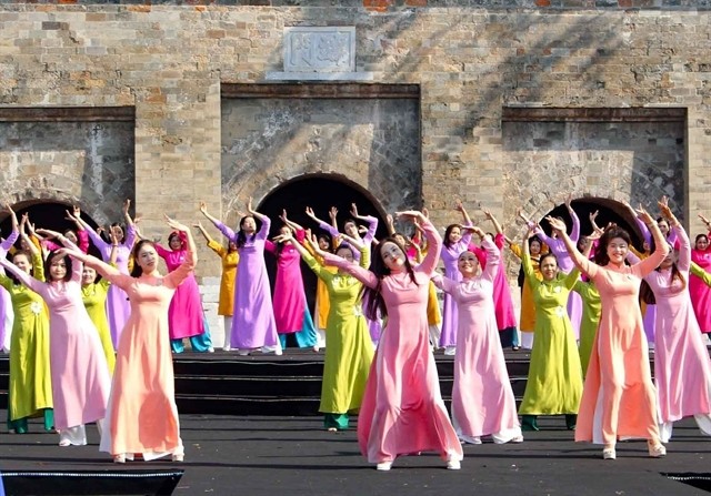 A folk dance performance showcases the áo dài, performed by 1,014 women from the Capital — a significant number commemorating the 1,014th anniversary of Thăng Long - Hà Nội. A folk dance performance showcases the áo dài, performed by 1,014 women from the Capital — a significant number commemorating the 1,014th anniversary of Thăng Long - Hà Nội.