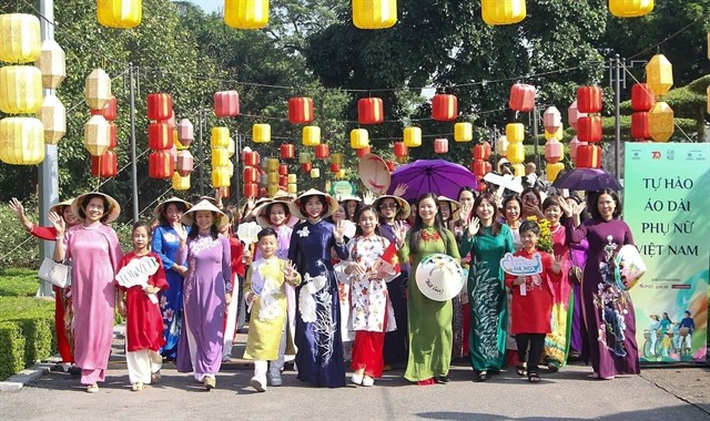 Over 1,000 delegates parade in áo dài from the Thăng Long Imperial Citadel Centre. Over 1,000 delegates parade in áo dài from the Thăng Long Imperial Citadel Centre.