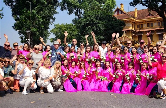 Tourists take photos with the delegates participating in the parade. Tourists take photos with the delegates participating in the parade.
