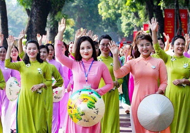 Hà Nội women gracefully wear the áo dài. Hà Nội women gracefully wear the áo dài.