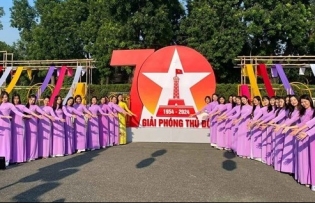 Hà Nội celebrates 70th Liberation Day with áo dài extravaganza
