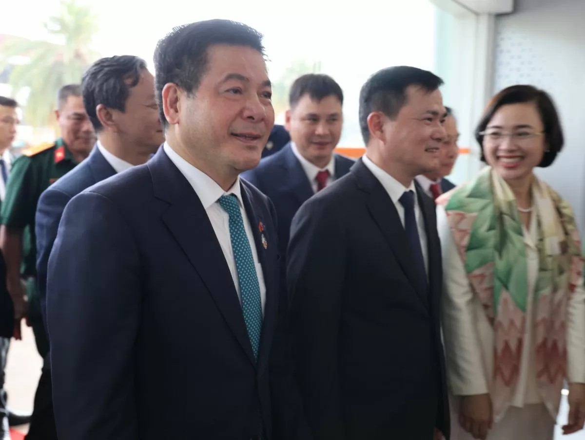 Minister of Industry and Trade Nguyen Hong Dien accompanies Prime Minister Pham Minh Chinh to visit Star Telecom (Unitel) - a Laos-based joint venture of Viettel