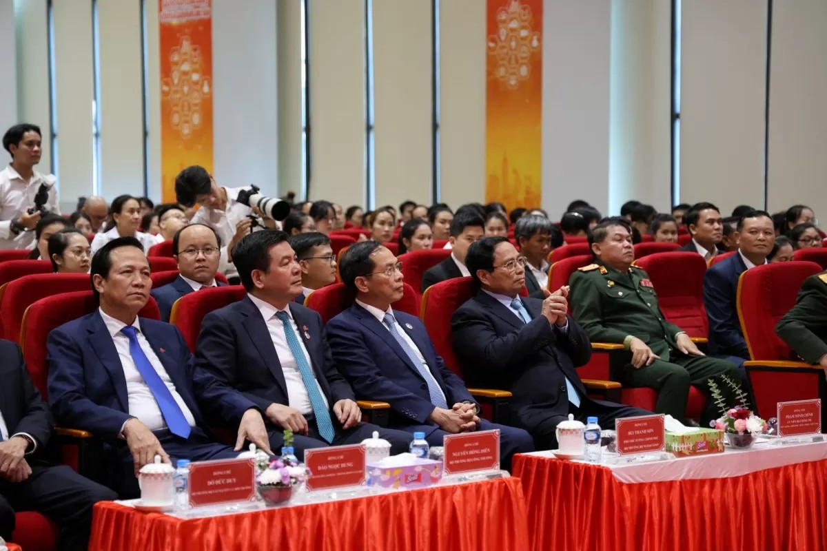 Minister of Industry and Trade Nguyen Hong Dien, along with leaders of various ministries and sectors, accompanied the Prime Minister and Deputy Prime Minister in attending the working session
