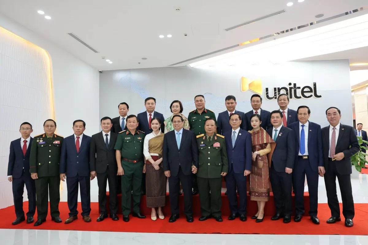 Prime Minister Pham Minh Chinh and the delegates take commemorative photos with leaders of Viettel and officials from various ministries and sectors