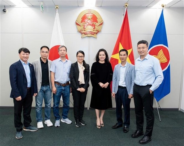 The delegation from the National Innovation Centre (NIC) takes a group photo with Vietnamese Consul General in Fukuoka Vũ Chi Mai. VNA/VNS Photo Xuân Giao