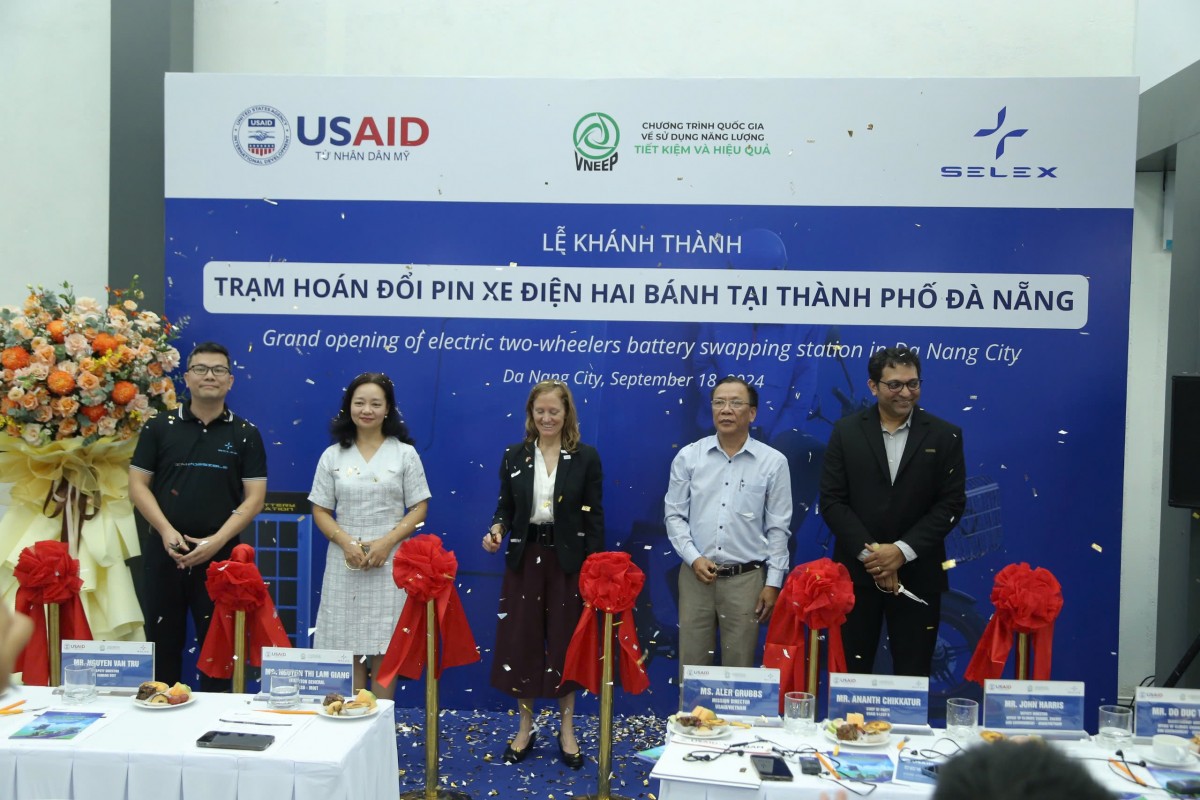 The Ministry of Industry and Trade, USAID, and the Da Nang People’s Committee hold a ribbon-cutting ceremony for the inauguration of a battery swapping station for two-wheeled electric vehicles