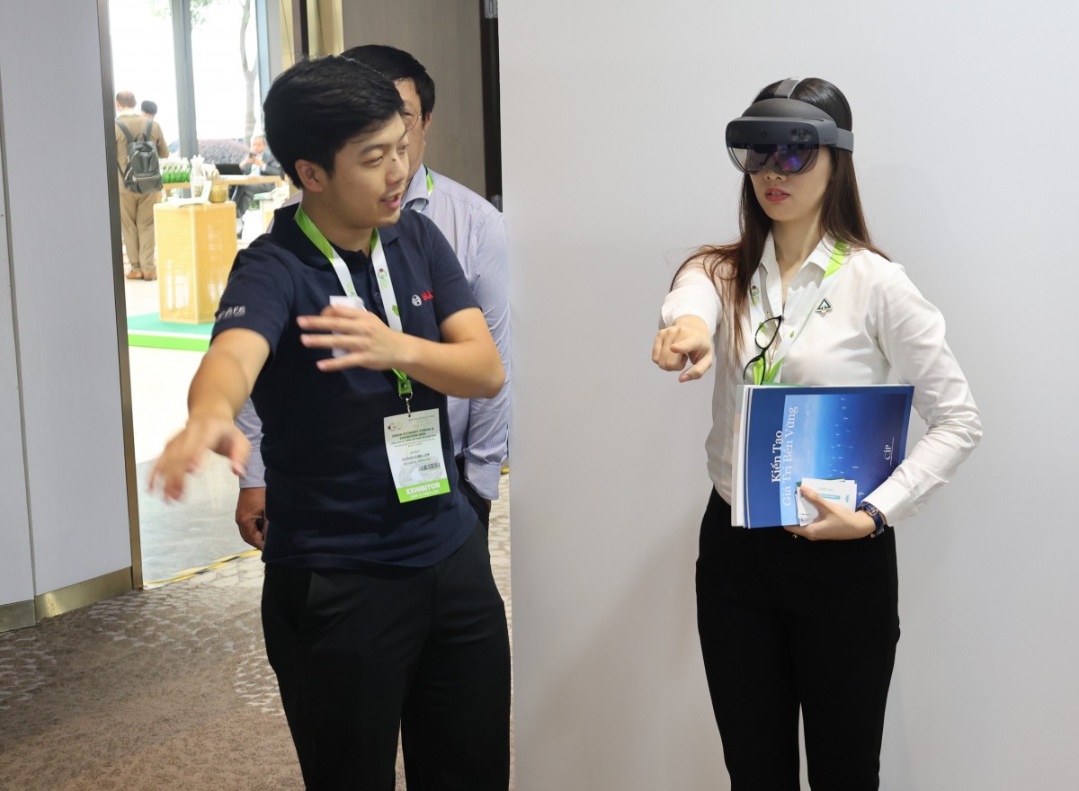 Customer is experiencing the virtual reality glasses from Digital Twins Industries