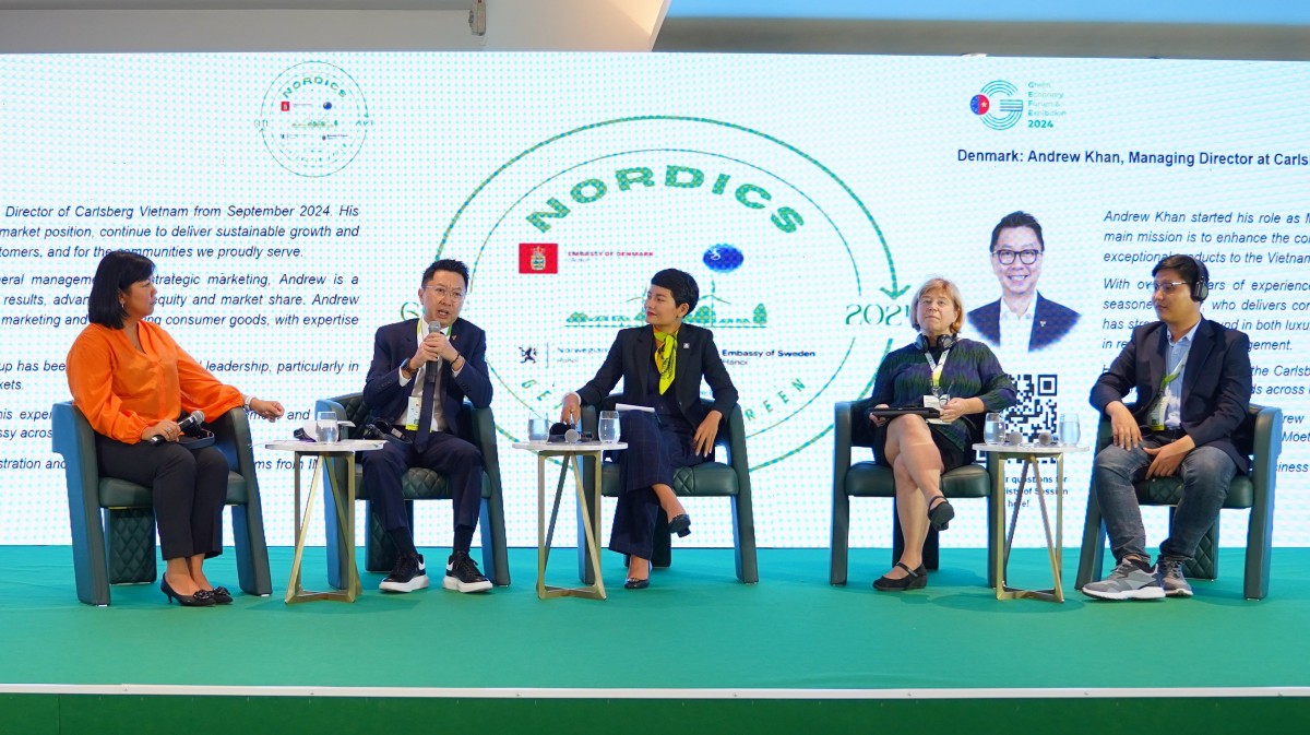 Mr. Andrew Khan (second from left), Managing Director of Carlsberg Vietnam, shares insights on the company’s sustainable development journey in Vietnam