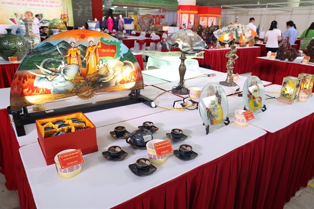 A persimmon-shaped tea set, a product of Bát Tràng ceramic craft village, are introduced at a Hà Nội craft village contest in 2024.