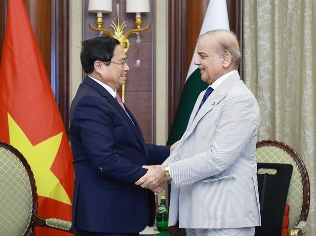 Vietnamese Prime Minister Phạm Minh Chính (left) and Pakistani counterpart Shehbaz Sharif met in Saudi Arabia on Wednesday. — VNA/VNS Photo Dương Giang