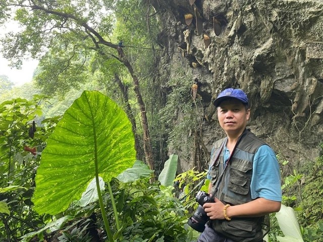 Photographer Bằng Cao while travelling to take photos of khoái bee hives. Photographer Bằng Cao while travelling to take photos of khoái bee hives.