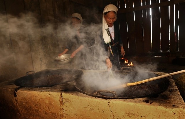 The meticulous process of boiling and concentrating bee wax by the Dao Tiền people. Photo courtesy of Bằng Cao. The meticulous process of boiling and concentrating bee wax by the Dao Tiền people. Photo courtesy of Bằng Cao.